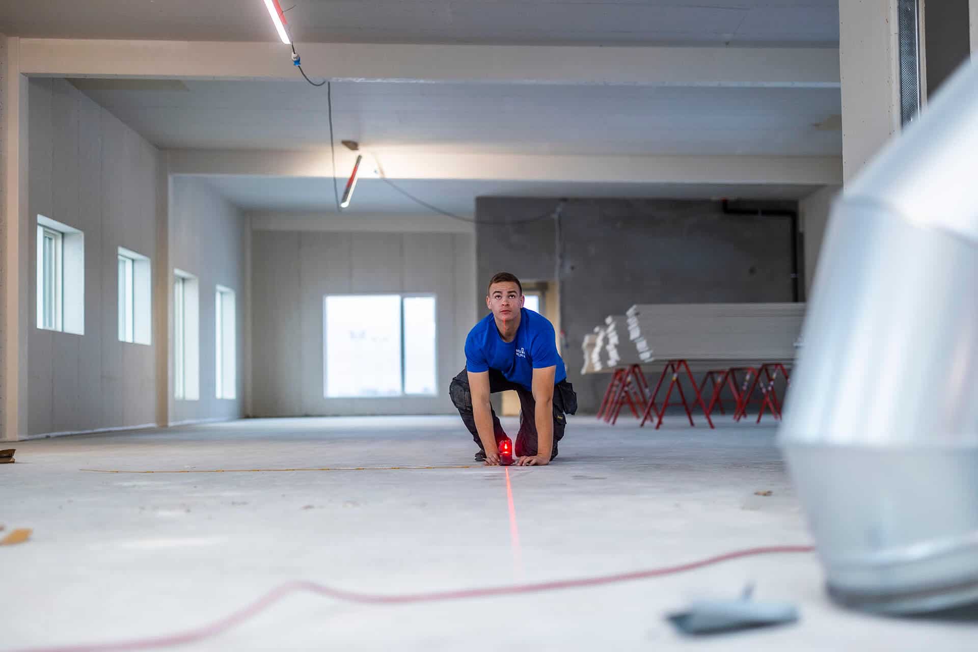 Aut. Elektriker installerer stikkontakt