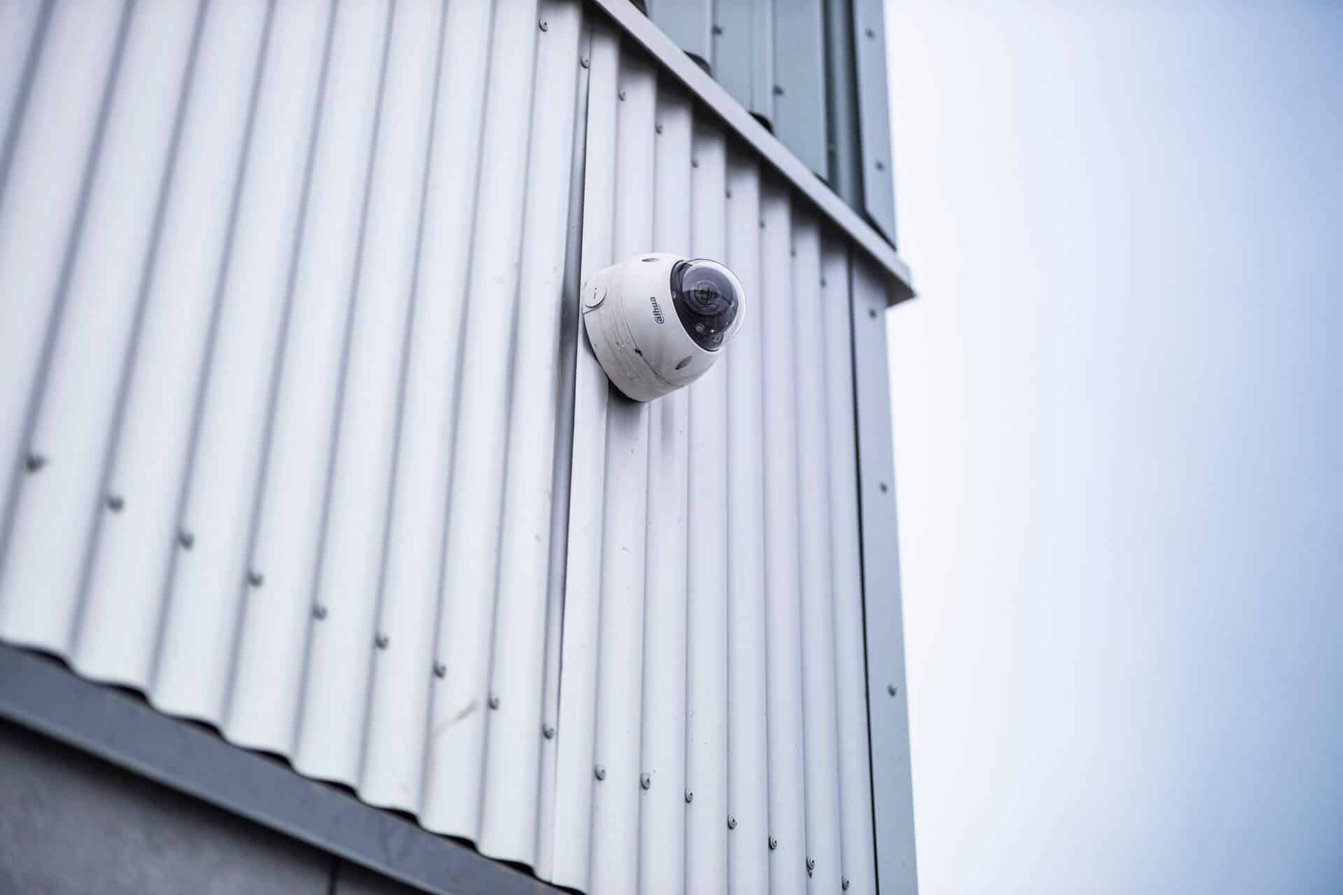 Overvågningskamera på bygning