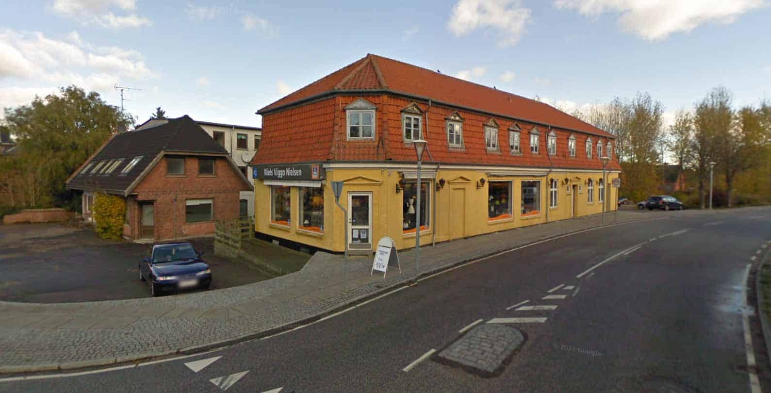 Ude-foran-Niels-Viggos-butik-